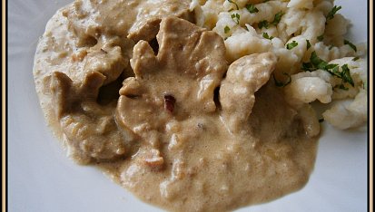 Medailonky "kulikuli" ve slaninovo-cibulové omáčce, Jako příloha se hodí špecle,noky,těstoviny.