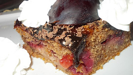 Medovo-perníkové kostky s dýní a švestkami