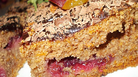 Medovo-perníkové kostky s dýní a švestkami