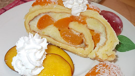 Meruňková roládka s pudingem