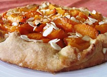 Meruňkový koláč z křehkého těsta