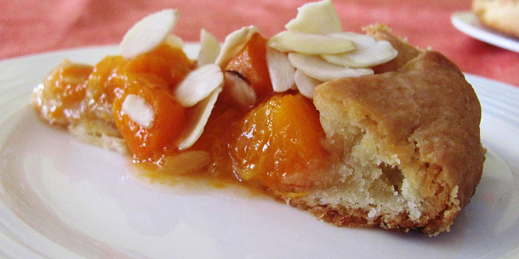 Meruňkový koláč z křehkého těsta