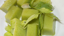 Kostky s brokolicí do naší kuchyně  / s kořením  nebo s bylinkami /