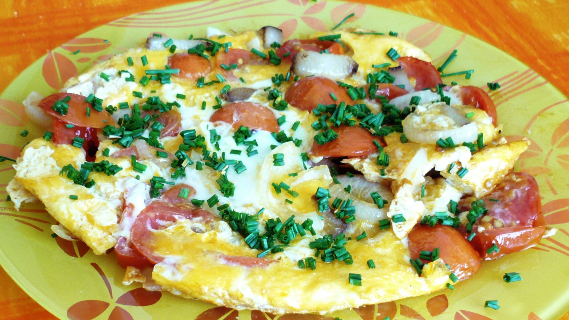 Omeleta se rajčetem a anglickou slaninou