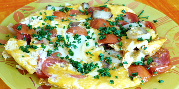 Omeleta se rajčetem a  anglickou slaninou