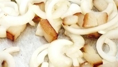 Omeleta se rajčetem a  anglickou slaninou