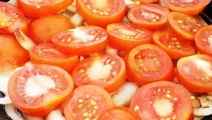 Omeleta se rajčetem a  anglickou slaninou