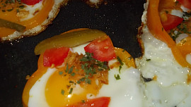 Paprikové řezy se sázenými vejci