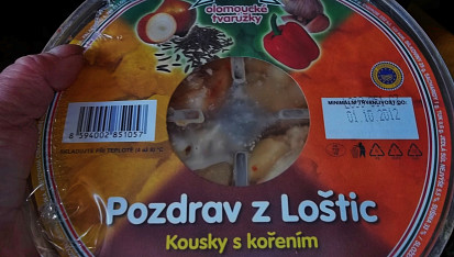 Pečené kuřecí porce s Loštickou omáčkou z tvarůžků, originální balení Loštických tvarůžků...