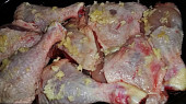 Pečené kuřecí porce s Loštickou omáčkou z tvarůžků, připravené kuřecí porce do trouby...
