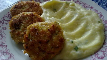 Pikantní rybí karbanátky se salátem z červeného zelí od Zdeňka Pohlreicha
