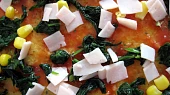 Polentová "pizza", špenátová s kukuřicí a šunkou