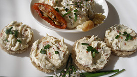 Pomazánka se sušenými rajčaty a pečeným česnekem