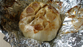 Pomazánka se sušenými rajčaty a pečeným česnekem