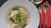 Ravioli plněné lososem s chřestem a koriandrem