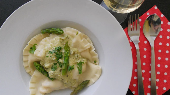 Ravioli plněné lososem s chřestem a koriandrem