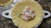 Ravioli plněné lososem s chřestem a koriandrem