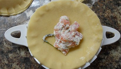 Ravioli plněné lososem s chřestem a koriandrem