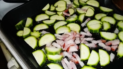 Restovaná cuketa na slanince, cuketu restujeme do zlatova...