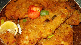 Řízky s oregánem, rajčátky a pórkovým šťouchaným bramborem