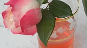 Růžový sirup, Sirup přejímá barvu růže