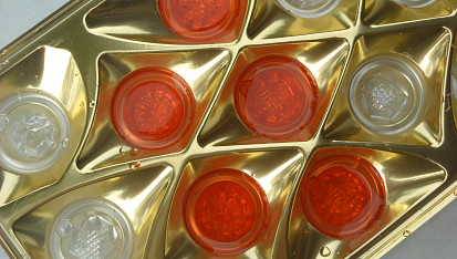 Růžový sirup, Sirup nalejeme do tvořítek na led (vnitřek bonboniery)