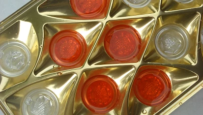 Růžový sirup, Sirup nalejeme do tvořítek na led (vnitřek bonboniery)