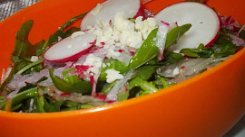 Salát z ředkviček, rukoly a sýru