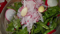 Salát z ředkviček, rukoly a sýru