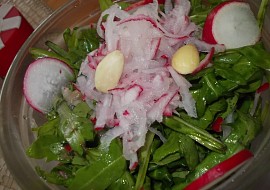 Salát z ředkviček, rukoly a sýru