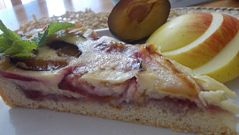 Smetanovo-pudingový koláč  s ovocem