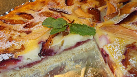 Smetanovo-pudingový koláč  s ovocem