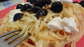 Špagety s kozím sýrem a černými olivami