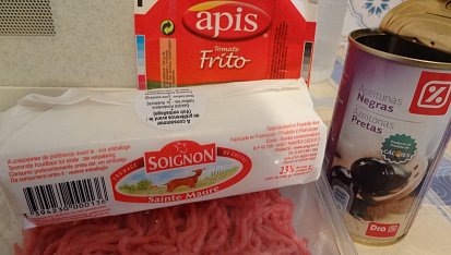 Špagety s kozím sýrem a černými olivami