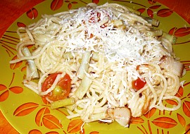 Špagety se zelenými fazolkami, slaninou a rajčaty