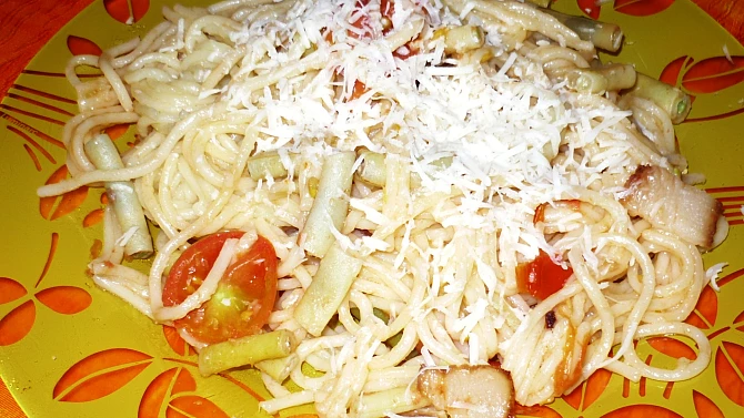 Špagety se zelenými fazolkami, slaninou a rajčaty