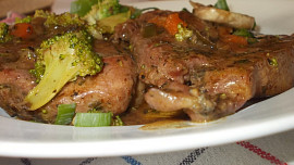 Šťavnatě  upravené , vepřové maso s houbami a zeleninou