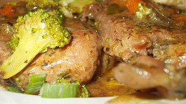 Šťavnatě  upravené , vepřové maso s houbami a zeleninou