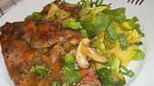 Šťavnatě  upravené , vepřové maso s houbami a zeleninou
