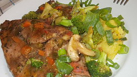 Šťavnatě  upravené , vepřové maso s houbami a zeleninou