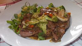 Šťavnatě  upravené , vepřové maso s houbami a zeleninou