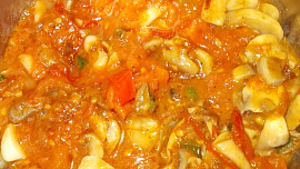 Šťavnatě  upravené , vepřové maso s houbami a zeleninou