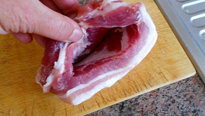 Sušené švestky a jablka v pečeném bůčku