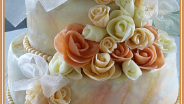 Svatební dvoupatrový dort s růžemi