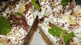 Sváteční  dvoubarevný dort s karamelovým krémem a broskvemi