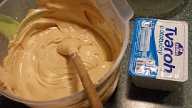 Sváteční  dvoubarevný dort s karamelovým krémem a broskvemi