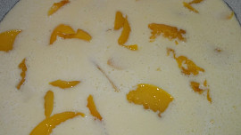 Sváteční  dvoubarevný dort s karamelovým krémem a broskvemi