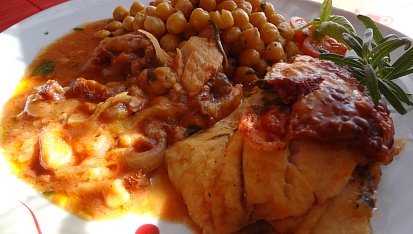Tilapie zapékaná se sušenými rajčaty a Mozzarellou.