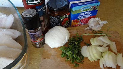 Tilapie zapékaná se sušenými rajčaty a Mozzarellou.