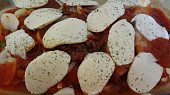 Tilapie zapékaná se sušenými rajčaty a Mozzarellou.